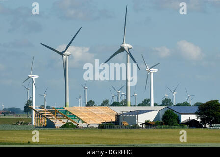 L'énergie renouvelable, l'énergie éolienne et la construction d'un système photovoltaïque, district de Dithmarschen, Schleswig-Holstein Banque D'Images