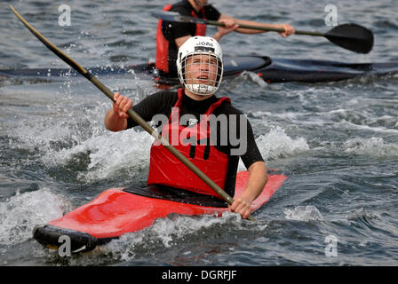 Canoe Polo joueurs en action, 38e Kiel week Canoe Polo Tournament, Kiel week 2008, Kiel, Schleswig-Holstein Banque D'Images