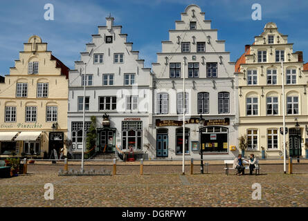 Bâtiments de style Wilhelminien sur la place du marché de la « ville de Dutch » de Friedrichstadt, dans le quartier de la Frise du Nord Banque D'Images