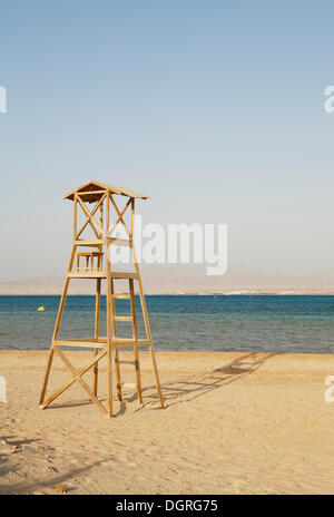 Lifeguard tower, vide, dans la lumière du matin, Soma Bay, Red Sea, Egypt, Africa Banque D'Images