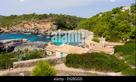 Côte Rocheuse avec maisons de pêcheurs près de Cala s'Almunia, Majorque, Espagne, Europe Banque D'Images