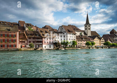 Vue depuis la rive allemande du Rhin à la vieille ville de Frauenfeld, dans le canton de Thurgovie, Suisse, Europe Banque D'Images