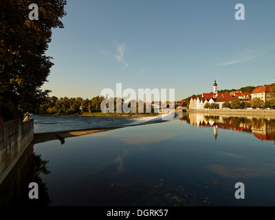 Lechwehr Weir en face de la vieille ville, Landsberg am Lech, Bavière Banque D'Images