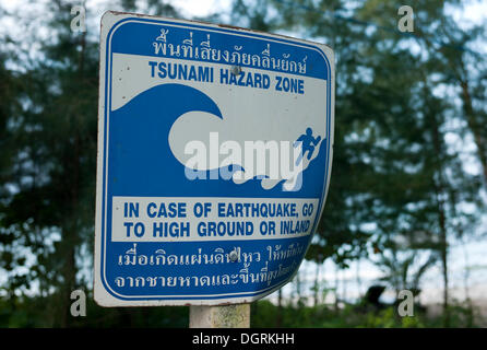 Panneau d'avertissement de tsunami sur la plage avec comme direction itinéraire de fuite, Khao Lak, Phuket, Thailande, Asie Banque D'Images