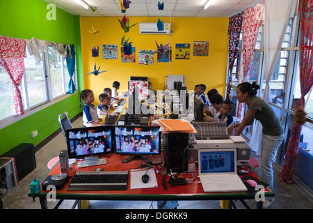 Enfants dans un cours d'informatique, le béluga Ecole de vie, projet d'aide BSfL, pour les enfants en détresse, fondée après le tsunami Banque D'Images