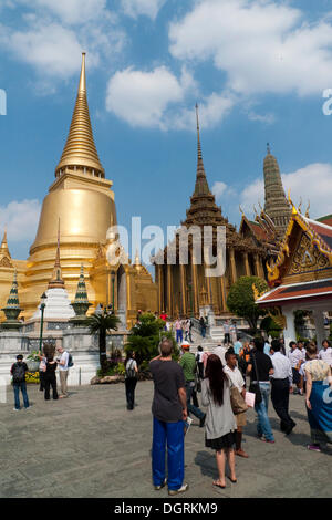 Wat Phra Kaew Temple, Phra Sri Rattana Chedi, Cloud Tower, Bangkok, Thailande, Asie Banque D'Images