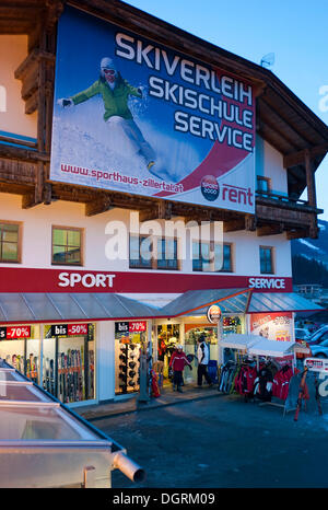 Location de ski Skiverleih Skischule, école de ski, service, poster, Autriche, Europe, Fuegen Banque D'Images