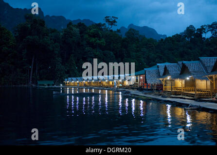 Bungalows flottants, parc national de Khao Sok, réservoir, lac Lan Chiao, Surat Thani, Thaïlande, Asie Banque D'Images