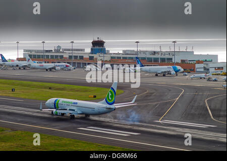 Approche à l'atterrissage de l'avion de passagers de Transavia Airlines à l'aéroport de Madère en cas de mauvais temps, LPMA, l'aéroport de Funchal ou Banque D'Images