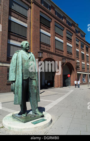 Statue de Adam Opel devant l'ancien portail de l'usine Opel à Rüsselsheim, Hesse Banque D'Images