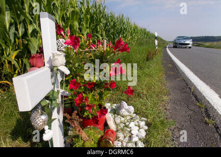 Croix de bois sur la route, en commémoration de la victime d'un accident de circulation Banque D'Images