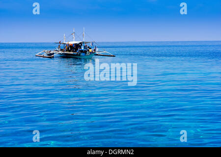 Banka, Philippine traditionnelle outrigger bateau de pêche sur l'océan, Philippines, Asie Banque D'Images