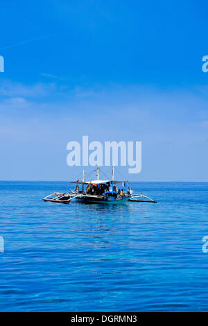 Banka, Philippine traditionnelle outrigger bateau de pêche sur l'océan, Philippines, Asie Banque D'Images