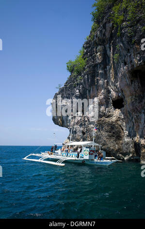 Banka, Philippine traditionnelle outrigger bateau, bateau de plongée sur l'océan, Philippines, Asie Banque D'Images