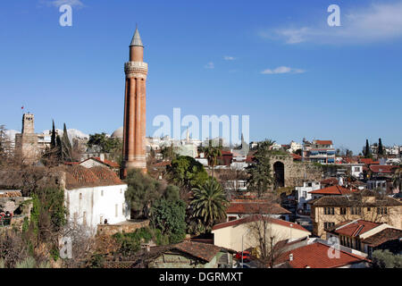 La mosquée Yivli Minare, également connu sous le nom de Ulu Camii, Antalya Cumhuriyet tour de l'horloge à l'arrière, Antalya, Turquie, Asie Banque D'Images