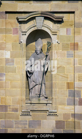 Statue du fondateur du monastère de Michael Maestlin le portail principal de la cathédrale Saint Salvator de Fulda, Cathédrale de Fulda, Fulda, Fulda Banque D'Images