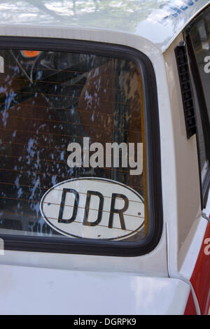 La Wartburg 353w voiture avec un pays de la RDA, l'anglais signe pour DDR, Bad Liebenstein, Thuringe, Allemagne Banque D'Images