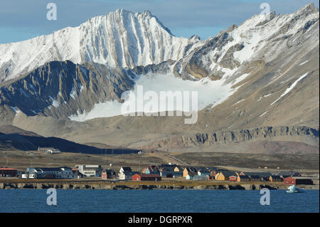 Paysage urbain, Ny-Ålesund, l'île de Spitsbergen, Svalbard, archipel de Svalbard et Jan Mayen (Norvège) Banque D'Images