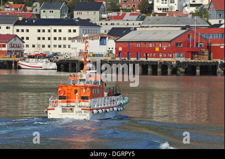 Bateau entrant dans le port de Honningsvåg, Honningsvåg, Magerøya, Finnmarken, Norvège Banque D'Images