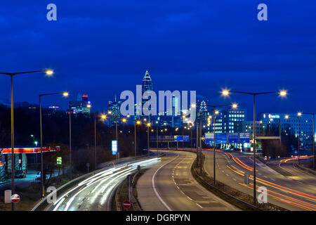 Vue de Francfort à partir de l'autoroute A 661, Messeturm salon Tower à l'arrière, Frankfurt Messe, Francfort, la Hesse Banque D'Images