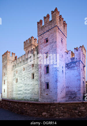 Éclairé couleur château Castello Scaligero dans la soirée, village de Sirmione, Garda, Lac de Garde, Lombardie, Italie, Europe Banque D'Images