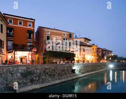 Les touristes assis dans un restaurant dans le village de Sirmione, Lombardie, Italie, Europe Banque D'Images