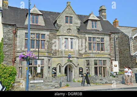 'King Arthur's grande attraction des halls, Fore Street, Tintagel, Cornwall, Angleterre, Royaume-Uni Banque D'Images