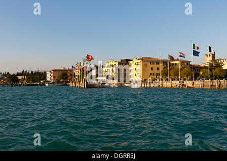 Hotel Sirmione au port en face du château, Château Scaligero Sirmione village, Lago di Garda, Lac de Garde, Lombardie Banque D'Images