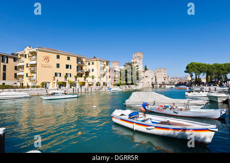 Hotel Sirmione au port en face du château, Château Scaligero Sirmione village, Lago di Garda, Lac de Garde, Lombardie Banque D'Images