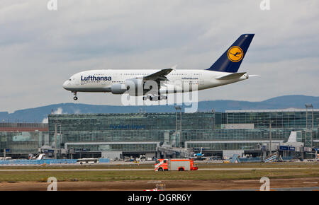 Lufthansa Airbus A380 à l'atterrissage à l'aéroport de Francfort, la conduite d'un camion d'incendie ci-dessous de l'Airbus, Hesse Banque D'Images