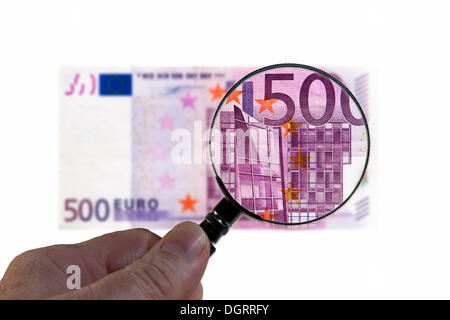 500 euros à la loupe, l'image symbolique, l'observation de l'euro Banque D'Images