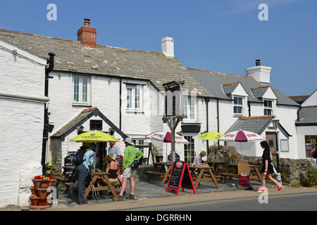 14e siècle Ye Olde Malthouse Inn, Fore Street, Tintagel, Cornwall, Angleterre, Royaume-Uni Banque D'Images