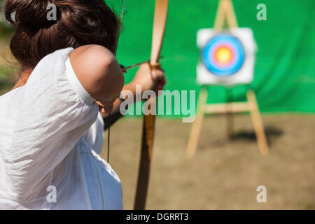 Archer visant l'arc et de la flèche à la cible, la Hesse Banque D'Images