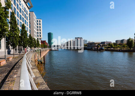 Appartements de luxe moderne à port Westhafen avec une jetée privée et une vue sur la Tour Westhafen, Westhafenplatz square Banque D'Images