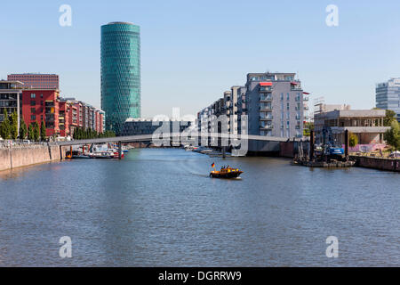 Appartements de luxe moderne à port Westhafen avec une jetée privée et une vue sur la Tour Westhafen, Westhafenplatz square Banque D'Images