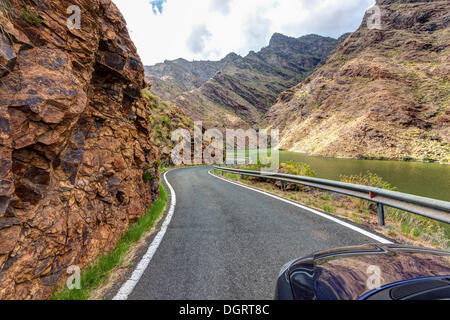 Road à l'Embalse Presa del Parralillo réservoir, également nommé "le lac vert", dans les montagnes de la Caldera de Tejeda Banque D'Images