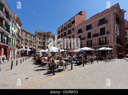 Terrasses de cafés sur la Plaça de Salvador Square, centre-ville historique, Palma de Majorque, Majorque, Îles Baléares, Espagne, Europe Banque D'Images