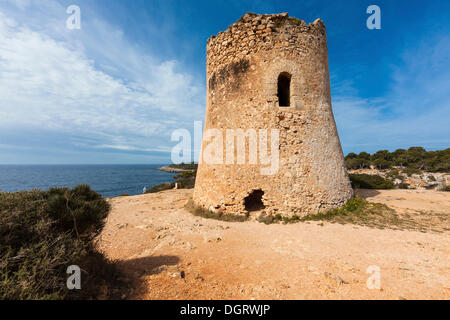 Ancienne tour sur la côte de Cala Pi, Majorque, Majorque, Îles Baléares, Mer Méditerranée, Espagne, Europe Banque D'Images