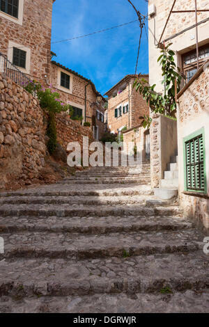 Ruelle en escalier dans le centre-ville historique de Fornalutx, Mallorca, Majorque, Îles Baléares, Espagne, Europe Banque D'Images