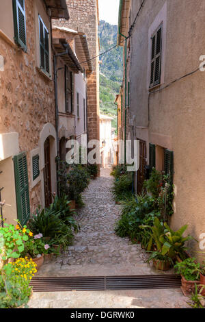 Ruelle en escalier dans le centre-ville historique de Fornalutx, Mallorca, Majorque, Îles Baléares, Espagne, Europe Banque D'Images