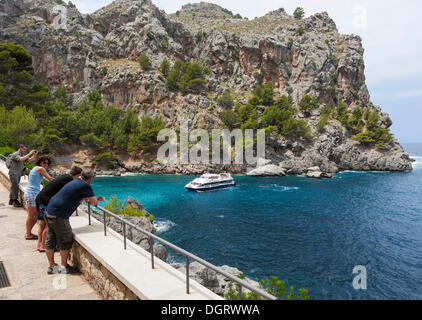 Les touristes regarder les ferries dans la baie de La Calobra, montagnes de Tramuntana, Majorque, Îles Baléares, Mer Méditerranée, Espagne Banque D'Images