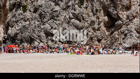 Les touristes le soleil en Torrent de Pareis, Gorge de la baie de Cala de Sa Calobra, Sa Calobra, montagnes de Tramuntana, Majorque Banque D'Images