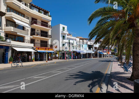 Promenade de la plage, l'avenue Passeig de Saralegui, Cala Sant Vicenç, Pollença, Port de Pollença, Majorque, Majorque, Iles Baléares Banque D'Images