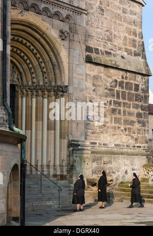 Les nonnes debout devant la Cathédrale de Bamberg, Bamberg, Haute-Franconie, Franconia, Bavaria, PublicGround Banque D'Images