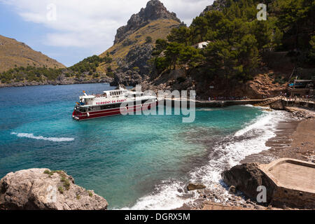 Les ferries dans la baie de La Calobra, Cala de Sa Calobra Bucht, Sa Calobra, Serra de Tramuntana, à Majorque, Îles Baléares, Espagne Banque D'Images