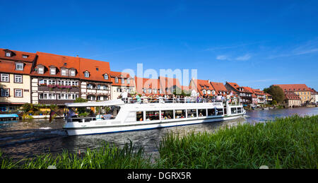 Bateau d'excursion sur la rivière Regnitz, Petite Venise à l'arrière, Bamberg, Bavière, Allemagne Banque D'Images