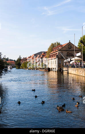 Vue sur la Regnitz River vers la Petite Venise, à Bamberg, Bamberg, Haute-Franconie, Bavière, Allemagne Banque D'Images