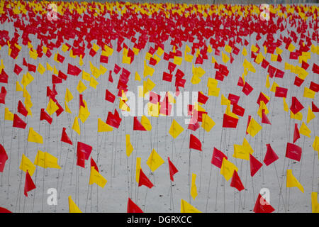 Sydney, Australie. 24 Oct, 2013. Sculpture par la mer est un événement annuel le long de la côte entre les plages de Bondi et de Tamarama à Sydney. Sur l'image figure au centre rouge par Carl Billingsley © Martin berry/Alamy Live News Banque D'Images