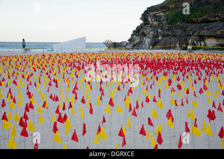 Sydney, Australie. 24 Oct, 2013. Sculpture par la mer est un événement annuel le long de la côte entre les plages de Bondi et de Tamarama à Sydney. Sur l'image figure au centre rouge par Carl Billingsley © Martin berry/Alamy Live News Banque D'Images