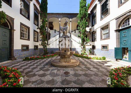 La sculpture dans la cour, le town hall ou Camara Municipal de Funchal, Praco Do Municipio, Santa Luzia, Funchal, Madère Banque D'Images